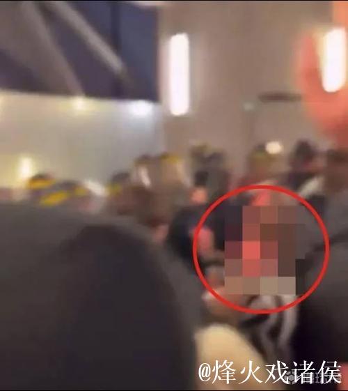 太阳报：马赛对阵纽卡一球迷因厕所不雅行为被发现