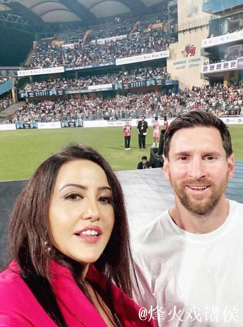 印度女演员与梅西合影却嚼口香糖,网友批评其态度傲慢 印度女演员与梅西合影却嚼口香糖,网友批评其态度傲慢